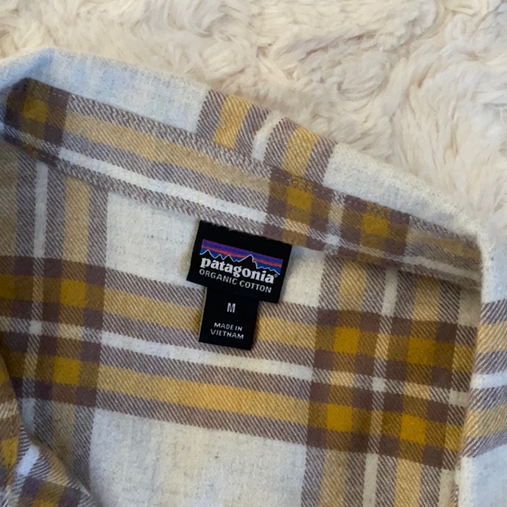 Patagonia Beige and Yellow Plaid Women’s Shirt - Picture 3 of 5